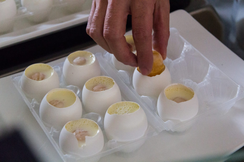 Accursio Craparo, chef 1 stella Michelin del ristorante Accursio, con il suo piatto “Uovo a la coque" - saporite 